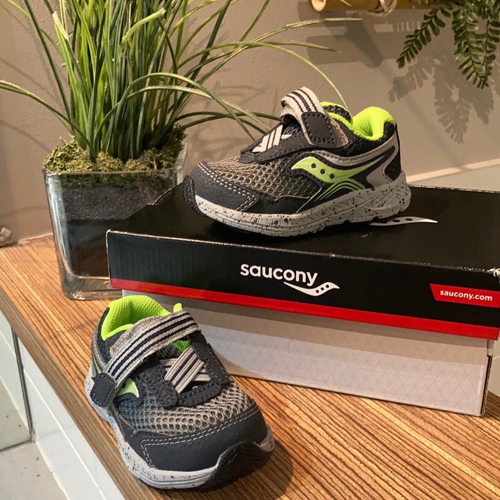 SAUCONY 10 Running shoes boys Size 4